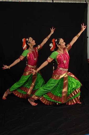 Krishna pose in Classical Dance | Dance photography poses, Bharatanatyam  poses, Indian women